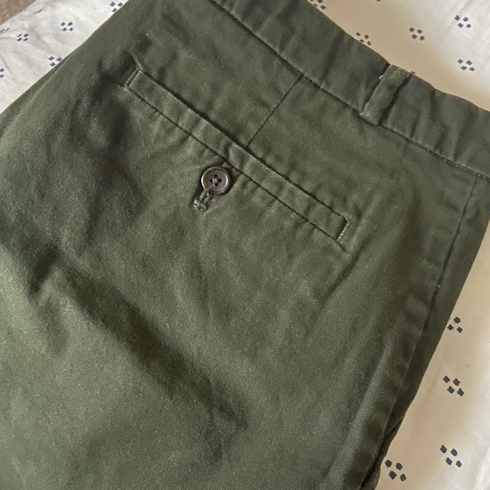 Banana Republic, chino shorts Army green color, gently used.. Make an offer!!